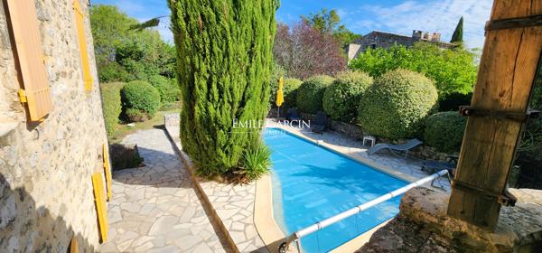 A vendre - Authentique maison en pierre - Parc du Luberon - Avec piscine dans un petit hameau