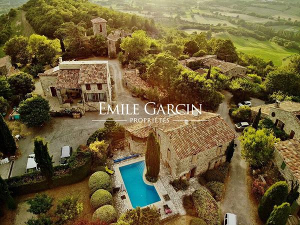 A vendre - Authentique maison en pierre - Parc du Luberon - Avec piscine dans un petit hameau
