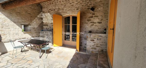A vendre - Authentique maison en pierre - Parc du Luberon - Avec piscine dans un petit hameau