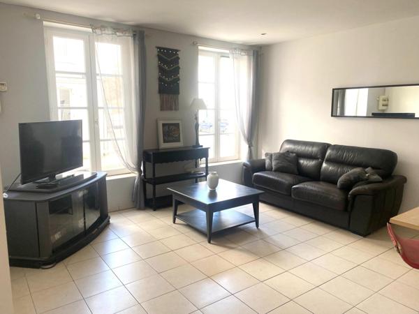 Emplacement imbattable à 70 m du vieux port et à 100 m de la place de Verdun ! Duplex d exception lumineux au coeur historique de la Rochelle !