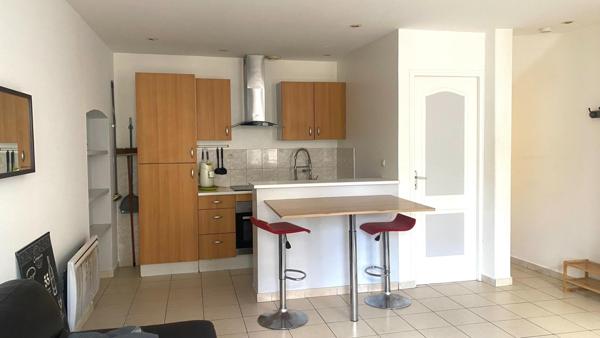 Emplacement imbattable à 70 m du vieux port et à 100 m de la place de Verdun ! Duplex d exception lumineux au coeur historique de la Rochelle !