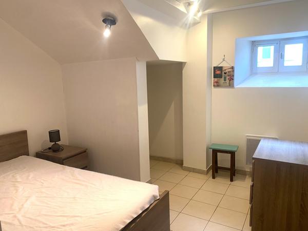 Emplacement imbattable à 70 m du vieux port et à 100 m de la place de Verdun ! Duplex d exception lumineux au coeur historique de la Rochelle !