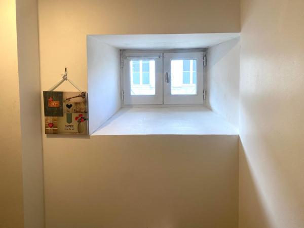 Emplacement imbattable à 70 m du vieux port et à 100 m de la place de Verdun ! Duplex d exception lumineux au coeur historique de la Rochelle !