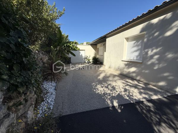 Il y a des maisons que l’on visite… et d’autres où l’on se projette dès les premières minutes.

À Clermont-l’Hérault, venez découvrir cette maison d’environ 100 m², implantée sur une parcelle de 600 m², dans un environnement privilégié sans vis-à-vis. Et ici, impossible de ne pas commencer par l’un de ses plus beaux atouts : une vue panoramique absolument remarquable, dont on profite pleinement depuis la maison et sa terrasse.

Le cœur de la maison s’organise autour d’une magnifique pièce de vie d’environ 55 m², un volume particulièrement généreux qui offre un véritable espace de convivialité. La cuisine ouverte s’intègre parfaitement au séjour/salle à manger, créant un ensemble lumineux et agréable à vivre. Le poêle à granulés apporte une atmosphère chaleureuse, tandis que la climatisation réversible présente dans toutes les pièces assure un confort optimal été comme hiver.

La pièce de vie s’ouvre directement sur une superbe terrasse d’environ 40 m². Un véritable espace de vie supplémentaire aux beaux jours, idéal pour recevoir, déjeuner en famille ou simplement profiter, jour après jour, de cette vue à couper le souffle.

L’espace nuit se compose de 3 chambres ainsi que d’une jolie salle d’eau avec travertin, apportant charme et caractère à l’ensemble.

À l’extérieur, un espace jeux pour les enfants est déjà aménagé. Le reste du terrain laisse libre cours à l’imagination : enrochements, végétation méditerranéenne, espaces détente, cuisine d’été… et pourquoi ne pas imaginer une superbe piscine à débordement tournée vers le panorama ? De quoi créer un extérieur spectaculaire et profiter pleinement de la configuration du terrain.

Mais cette maison réserve encore une belle surprise…

Sous l’habitation se trouve un espace supplémentaire d’environ 40 m², disposant déjà d’une cuisine et de toilettes. Salle de musique, salle de loisirs, lieu idéal pour organiser les fêtes de famille et recevoir les amis, ou encore projet de dépendance ou d’appartement indépendant : cet espace offre de nombreuses possibilités d’aménagement selon vos besoins.

Une cave à vin ainsi qu’un garage d’environ 20 m² viennent compléter les prestations de ce bien.

+ de 100 m² habitables, 3 chambres, 600 m² de terrain, terrasse de 40 m², espace supplémentaire de 40 m², garage, climatisation réversible, poêle à granulés, aucun vis-à-vis…

Et surtout, une vue dont on ne se lasse pas.

✨ Une maison à vivre aujourd’hui, à sublimer demain… avec un panorama qui, lui, est déjà exceptionnel.