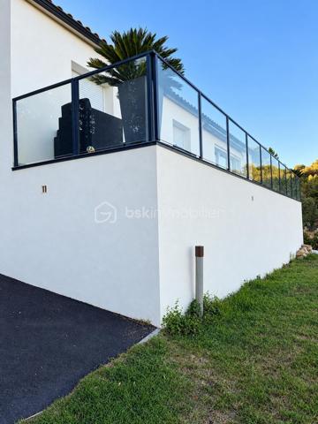 Il y a des maisons que l’on visite… et d’autres où l’on se projette dès les premières minutes.

À Clermont-l’Hérault, venez découvrir cette maison d’environ 100 m², implantée sur une parcelle de 600 m², dans un environnement privilégié sans vis-à-vis. Et ici, impossible de ne pas commencer par l’un de ses plus beaux atouts : une vue panoramique absolument remarquable, dont on profite pleinement depuis la maison et sa terrasse.

Le cœur de la maison s’organise autour d’une magnifique pièce de vie d’environ 55 m², un volume particulièrement généreux qui offre un véritable espace de convivialité. La cuisine ouverte s’intègre parfaitement au séjour/salle à manger, créant un ensemble lumineux et agréable à vivre. Le poêle à granulés apporte une atmosphère chaleureuse, tandis que la climatisation réversible présente dans toutes les pièces assure un confort optimal été comme hiver.

La pièce de vie s’ouvre directement sur une superbe terrasse d’environ 40 m². Un véritable espace de vie supplémentaire aux beaux jours, idéal pour recevoir, déjeuner en famille ou simplement profiter, jour après jour, de cette vue à couper le souffle.

L’espace nuit se compose de 3 chambres ainsi que d’une jolie salle d’eau avec travertin, apportant charme et caractère à l’ensemble.

À l’extérieur, un espace jeux pour les enfants est déjà aménagé. Le reste du terrain laisse libre cours à l’imagination : enrochements, végétation méditerranéenne, espaces détente, cuisine d’été… et pourquoi ne pas imaginer une superbe piscine à débordement tournée vers le panorama ? De quoi créer un extérieur spectaculaire et profiter pleinement de la configuration du terrain.

Mais cette maison réserve encore une belle surprise…

Sous l’habitation se trouve un espace supplémentaire d’environ 40 m², disposant déjà d’une cuisine et de toilettes. Salle de musique, salle de loisirs, lieu idéal pour organiser les fêtes de famille et recevoir les amis, ou encore projet de dépendance ou d’appartement indépendant : cet espace offre de nombreuses possibilités d’aménagement selon vos besoins.

Une cave à vin ainsi qu’un garage d’environ 20 m² viennent compléter les prestations de ce bien.

+ de 100 m² habitables, 3 chambres, 600 m² de terrain, terrasse de 40 m², espace supplémentaire de 40 m², garage, climatisation réversible, poêle à granulés, aucun vis-à-vis…

Et surtout, une vue dont on ne se lasse pas.

✨ Une maison à vivre aujourd’hui, à sublimer demain… avec un panorama qui, lui, est déjà exceptionnel.