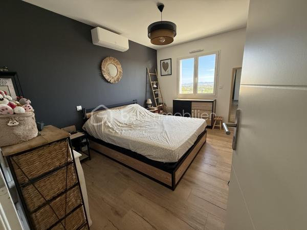 Il y a des maisons que l’on visite… et d’autres où l’on se projette dès les premières minutes.

À Clermont-l’Hérault, venez découvrir cette maison d’environ 100 m², implantée sur une parcelle de 600 m², dans un environnement privilégié sans vis-à-vis. Et ici, impossible de ne pas commencer par l’un de ses plus beaux atouts : une vue panoramique absolument remarquable, dont on profite pleinement depuis la maison et sa terrasse.

Le cœur de la maison s’organise autour d’une magnifique pièce de vie d’environ 55 m², un volume particulièrement généreux qui offre un véritable espace de convivialité. La cuisine ouverte s’intègre parfaitement au séjour/salle à manger, créant un ensemble lumineux et agréable à vivre. Le poêle à granulés apporte une atmosphère chaleureuse, tandis que la climatisation réversible présente dans toutes les pièces assure un confort optimal été comme hiver.

La pièce de vie s’ouvre directement sur une superbe terrasse d’environ 40 m². Un véritable espace de vie supplémentaire aux beaux jours, idéal pour recevoir, déjeuner en famille ou simplement profiter, jour après jour, de cette vue à couper le souffle.

L’espace nuit se compose de 3 chambres ainsi que d’une jolie salle d’eau avec travertin, apportant charme et caractère à l’ensemble.

À l’extérieur, un espace jeux pour les enfants est déjà aménagé. Le reste du terrain laisse libre cours à l’imagination : enrochements, végétation méditerranéenne, espaces détente, cuisine d’été… et pourquoi ne pas imaginer une superbe piscine à débordement tournée vers le panorama ? De quoi créer un extérieur spectaculaire et profiter pleinement de la configuration du terrain.

Mais cette maison réserve encore une belle surprise…

Sous l’habitation se trouve un espace supplémentaire d’environ 40 m², disposant déjà d’une cuisine et de toilettes. Salle de musique, salle de loisirs, lieu idéal pour organiser les fêtes de famille et recevoir les amis, ou encore projet de dépendance ou d’appartement indépendant : cet espace offre de nombreuses possibilités d’aménagement selon vos besoins.

Une cave à vin ainsi qu’un garage d’environ 20 m² viennent compléter les prestations de ce bien.

+ de 100 m² habitables, 3 chambres, 600 m² de terrain, terrasse de 40 m², espace supplémentaire de 40 m², garage, climatisation réversible, poêle à granulés, aucun vis-à-vis…

Et surtout, une vue dont on ne se lasse pas.

✨ Une maison à vivre aujourd’hui, à sublimer demain… avec un panorama qui, lui, est déjà exceptionnel.