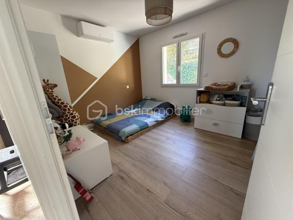 Il y a des maisons que l’on visite… et d’autres où l’on se projette dès les premières minutes.

À Clermont-l’Hérault, venez découvrir cette maison d’environ 100 m², implantée sur une parcelle de 600 m², dans un environnement privilégié sans vis-à-vis. Et ici, impossible de ne pas commencer par l’un de ses plus beaux atouts : une vue panoramique absolument remarquable, dont on profite pleinement depuis la maison et sa terrasse.

Le cœur de la maison s’organise autour d’une magnifique pièce de vie d’environ 55 m², un volume particulièrement généreux qui offre un véritable espace de convivialité. La cuisine ouverte s’intègre parfaitement au séjour/salle à manger, créant un ensemble lumineux et agréable à vivre. Le poêle à granulés apporte une atmosphère chaleureuse, tandis que la climatisation réversible présente dans toutes les pièces assure un confort optimal été comme hiver.

La pièce de vie s’ouvre directement sur une superbe terrasse d’environ 40 m². Un véritable espace de vie supplémentaire aux beaux jours, idéal pour recevoir, déjeuner en famille ou simplement profiter, jour après jour, de cette vue à couper le souffle.

L’espace nuit se compose de 3 chambres ainsi que d’une jolie salle d’eau avec travertin, apportant charme et caractère à l’ensemble.

À l’extérieur, un espace jeux pour les enfants est déjà aménagé. Le reste du terrain laisse libre cours à l’imagination : enrochements, végétation méditerranéenne, espaces détente, cuisine d’été… et pourquoi ne pas imaginer une superbe piscine à débordement tournée vers le panorama ? De quoi créer un extérieur spectaculaire et profiter pleinement de la configuration du terrain.

Mais cette maison réserve encore une belle surprise…

Sous l’habitation se trouve un espace supplémentaire d’environ 40 m², disposant déjà d’une cuisine et de toilettes. Salle de musique, salle de loisirs, lieu idéal pour organiser les fêtes de famille et recevoir les amis, ou encore projet de dépendance ou d’appartement indépendant : cet espace offre de nombreuses possibilités d’aménagement selon vos besoins.

Une cave à vin ainsi qu’un garage d’environ 20 m² viennent compléter les prestations de ce bien.

+ de 100 m² habitables, 3 chambres, 600 m² de terrain, terrasse de 40 m², espace supplémentaire de 40 m², garage, climatisation réversible, poêle à granulés, aucun vis-à-vis…

Et surtout, une vue dont on ne se lasse pas.

✨ Une maison à vivre aujourd’hui, à sublimer demain… avec un panorama qui, lui, est déjà exceptionnel.