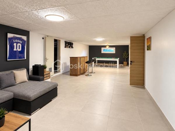 Il y a des maisons que l’on visite… et d’autres où l’on se projette dès les premières minutes.

À Clermont-l’Hérault, venez découvrir cette maison d’environ 100 m², implantée sur une parcelle de 600 m², dans un environnement privilégié sans vis-à-vis. Et ici, impossible de ne pas commencer par l’un de ses plus beaux atouts : une vue panoramique absolument remarquable, dont on profite pleinement depuis la maison et sa terrasse.

Le cœur de la maison s’organise autour d’une magnifique pièce de vie d’environ 55 m², un volume particulièrement généreux qui offre un véritable espace de convivialité. La cuisine ouverte s’intègre parfaitement au séjour/salle à manger, créant un ensemble lumineux et agréable à vivre. Le poêle à granulés apporte une atmosphère chaleureuse, tandis que la climatisation réversible présente dans toutes les pièces assure un confort optimal été comme hiver.

La pièce de vie s’ouvre directement sur une superbe terrasse d’environ 40 m². Un véritable espace de vie supplémentaire aux beaux jours, idéal pour recevoir, déjeuner en famille ou simplement profiter, jour après jour, de cette vue à couper le souffle.

L’espace nuit se compose de 3 chambres ainsi que d’une jolie salle d’eau avec travertin, apportant charme et caractère à l’ensemble.

À l’extérieur, un espace jeux pour les enfants est déjà aménagé. Le reste du terrain laisse libre cours à l’imagination : enrochements, végétation méditerranéenne, espaces détente, cuisine d’été… et pourquoi ne pas imaginer une superbe piscine à débordement tournée vers le panorama ? De quoi créer un extérieur spectaculaire et profiter pleinement de la configuration du terrain.

Mais cette maison réserve encore une belle surprise…

Sous l’habitation se trouve un espace supplémentaire d’environ 40 m², disposant déjà d’une cuisine et de toilettes. Salle de musique, salle de loisirs, lieu idéal pour organiser les fêtes de famille et recevoir les amis, ou encore projet de dépendance ou d’appartement indépendant : cet espace offre de nombreuses possibilités d’aménagement selon vos besoins.

Une cave à vin ainsi qu’un garage d’environ 20 m² viennent compléter les prestations de ce bien.

+ de 100 m² habitables, 3 chambres, 600 m² de terrain, terrasse de 40 m², espace supplémentaire de 40 m², garage, climatisation réversible, poêle à granulés, aucun vis-à-vis…

Et surtout, une vue dont on ne se lasse pas.

✨ Une maison à vivre aujourd’hui, à sublimer demain… avec un panorama qui, lui, est déjà exceptionnel.