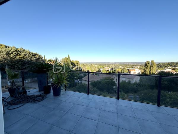 Il y a des maisons que l’on visite… et d’autres où l’on se projette dès les premières minutes.

À Clermont-l’Hérault, venez découvrir cette maison d’environ 100 m², implantée sur une parcelle de 600 m², dans un environnement privilégié sans vis-à-vis. Et ici, impossible de ne pas commencer par l’un de ses plus beaux atouts : une vue panoramique absolument remarquable, dont on profite pleinement depuis la maison et sa terrasse.

Le cœur de la maison s’organise autour d’une magnifique pièce de vie d’environ 55 m², un volume particulièrement généreux qui offre un véritable espace de convivialité. La cuisine ouverte s’intègre parfaitement au séjour/salle à manger, créant un ensemble lumineux et agréable à vivre. Le poêle à granulés apporte une atmosphère chaleureuse, tandis que la climatisation réversible présente dans toutes les pièces assure un confort optimal été comme hiver.

La pièce de vie s’ouvre directement sur une superbe terrasse d’environ 40 m². Un véritable espace de vie supplémentaire aux beaux jours, idéal pour recevoir, déjeuner en famille ou simplement profiter, jour après jour, de cette vue à couper le souffle.

L’espace nuit se compose de 3 chambres ainsi que d’une jolie salle d’eau avec travertin, apportant charme et caractère à l’ensemble.

À l’extérieur, un espace jeux pour les enfants est déjà aménagé. Le reste du terrain laisse libre cours à l’imagination : enrochements, végétation méditerranéenne, espaces détente, cuisine d’été… et pourquoi ne pas imaginer une superbe piscine à débordement tournée vers le panorama ? De quoi créer un extérieur spectaculaire et profiter pleinement de la configuration du terrain.

Mais cette maison réserve encore une belle surprise…

Sous l’habitation se trouve un espace supplémentaire d’environ 40 m², disposant déjà d’une cuisine et de toilettes. Salle de musique, salle de loisirs, lieu idéal pour organiser les fêtes de famille et recevoir les amis, ou encore projet de dépendance ou d’appartement indépendant : cet espace offre de nombreuses possibilités d’aménagement selon vos besoins.

Une cave à vin ainsi qu’un garage d’environ 20 m² viennent compléter les prestations de ce bien.

+ de 100 m² habitables, 3 chambres, 600 m² de terrain, terrasse de 40 m², espace supplémentaire de 40 m², garage, climatisation réversible, poêle à granulés, aucun vis-à-vis…

Et surtout, une vue dont on ne se lasse pas.

✨ Une maison à vivre aujourd’hui, à sublimer demain… avec un panorama qui, lui, est déjà exceptionnel.