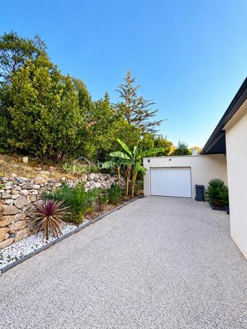 Il y a des maisons que l’on visite… et d’autres où l’on se projette dès les premières minutes.

À Clermont-l’Hérault, venez découvrir cette maison d’environ 100 m², implantée sur une parcelle de 600 m², dans un environnement privilégié sans vis-à-vis. Et ici, impossible de ne pas commencer par l’un de ses plus beaux atouts : une vue panoramique absolument remarquable, dont on profite pleinement depuis la maison et sa terrasse.

Le cœur de la maison s’organise autour d’une magnifique pièce de vie d’environ 55 m², un volume particulièrement généreux qui offre un véritable espace de convivialité. La cuisine ouverte s’intègre parfaitement au séjour/salle à manger, créant un ensemble lumineux et agréable à vivre. Le poêle à granulés apporte une atmosphère chaleureuse, tandis que la climatisation réversible présente dans toutes les pièces assure un confort optimal été comme hiver.

La pièce de vie s’ouvre directement sur une superbe terrasse d’environ 40 m². Un véritable espace de vie supplémentaire aux beaux jours, idéal pour recevoir, déjeuner en famille ou simplement profiter, jour après jour, de cette vue à couper le souffle.

L’espace nuit se compose de 3 chambres ainsi que d’une jolie salle d’eau avec travertin, apportant charme et caractère à l’ensemble.

À l’extérieur, un espace jeux pour les enfants est déjà aménagé. Le reste du terrain laisse libre cours à l’imagination : enrochements, végétation méditerranéenne, espaces détente, cuisine d’été… et pourquoi ne pas imaginer une superbe piscine à débordement tournée vers le panorama ? De quoi créer un extérieur spectaculaire et profiter pleinement de la configuration du terrain.

Mais cette maison réserve encore une belle surprise…

Sous l’habitation se trouve un espace supplémentaire d’environ 40 m², disposant déjà d’une cuisine et de toilettes. Salle de musique, salle de loisirs, lieu idéal pour organiser les fêtes de famille et recevoir les amis, ou encore projet de dépendance ou d’appartement indépendant : cet espace offre de nombreuses possibilités d’aménagement selon vos besoins.

Une cave à vin ainsi qu’un garage d’environ 20 m² viennent compléter les prestations de ce bien.

+ de 100 m² habitables, 3 chambres, 600 m² de terrain, terrasse de 40 m², espace supplémentaire de 40 m², garage, climatisation réversible, poêle à granulés, aucun vis-à-vis…

Et surtout, une vue dont on ne se lasse pas.

✨ Une maison à vivre aujourd’hui, à sublimer demain… avec un panorama qui, lui, est déjà exceptionnel.