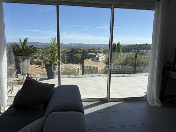 Il y a des maisons que l’on visite… et d’autres où l’on se projette dès les premières minutes.

À Clermont-l’Hérault, venez découvrir cette maison d’environ 100 m², implantée sur une parcelle de 600 m², dans un environnement privilégié sans vis-à-vis. Et ici, impossible de ne pas commencer par l’un de ses plus beaux atouts : une vue panoramique absolument remarquable, dont on profite pleinement depuis la maison et sa terrasse.

Le cœur de la maison s’organise autour d’une magnifique pièce de vie d’environ 55 m², un volume particulièrement généreux qui offre un véritable espace de convivialité. La cuisine ouverte s’intègre parfaitement au séjour/salle à manger, créant un ensemble lumineux et agréable à vivre. Le poêle à granulés apporte une atmosphère chaleureuse, tandis que la climatisation réversible présente dans toutes les pièces assure un confort optimal été comme hiver.

La pièce de vie s’ouvre directement sur une superbe terrasse d’environ 40 m². Un véritable espace de vie supplémentaire aux beaux jours, idéal pour recevoir, déjeuner en famille ou simplement profiter, jour après jour, de cette vue à couper le souffle.

L’espace nuit se compose de 3 chambres ainsi que d’une jolie salle d’eau avec travertin, apportant charme et caractère à l’ensemble.

À l’extérieur, un espace jeux pour les enfants est déjà aménagé. Le reste du terrain laisse libre cours à l’imagination : enrochements, végétation méditerranéenne, espaces détente, cuisine d’été… et pourquoi ne pas imaginer une superbe piscine à débordement tournée vers le panorama ? De quoi créer un extérieur spectaculaire et profiter pleinement de la configuration du terrain.

Mais cette maison réserve encore une belle surprise…

Sous l’habitation se trouve un espace supplémentaire d’environ 40 m², disposant déjà d’une cuisine et de toilettes. Salle de musique, salle de loisirs, lieu idéal pour organiser les fêtes de famille et recevoir les amis, ou encore projet de dépendance ou d’appartement indépendant : cet espace offre de nombreuses possibilités d’aménagement selon vos besoins.

Une cave à vin ainsi qu’un garage d’environ 20 m² viennent compléter les prestations de ce bien.

+ de 100 m² habitables, 3 chambres, 600 m² de terrain, terrasse de 40 m², espace supplémentaire de 40 m², garage, climatisation réversible, poêle à granulés, aucun vis-à-vis…

Et surtout, une vue dont on ne se lasse pas.

✨ Une maison à vivre aujourd’hui, à sublimer demain… avec un panorama qui, lui, est déjà exceptionnel.