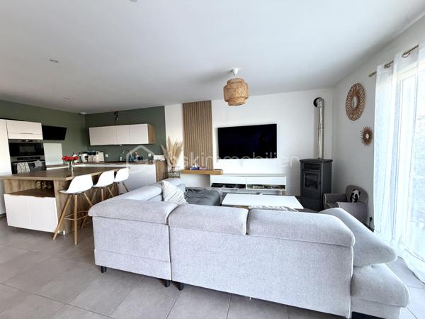 Il y a des maisons que l’on visite… et d’autres où l’on se projette dès les premières minutes.

À Clermont-l’Hérault, venez découvrir cette maison d’environ 100 m², implantée sur une parcelle de 600 m², dans un environnement privilégié sans vis-à-vis. Et ici, impossible de ne pas commencer par l’un de ses plus beaux atouts : une vue panoramique absolument remarquable, dont on profite pleinement depuis la maison et sa terrasse.

Le cœur de la maison s’organise autour d’une magnifique pièce de vie d’environ 55 m², un volume particulièrement généreux qui offre un véritable espace de convivialité. La cuisine ouverte s’intègre parfaitement au séjour/salle à manger, créant un ensemble lumineux et agréable à vivre. Le poêle à granulés apporte une atmosphère chaleureuse, tandis que la climatisation réversible présente dans toutes les pièces assure un confort optimal été comme hiver.

La pièce de vie s’ouvre directement sur une superbe terrasse d’environ 40 m². Un véritable espace de vie supplémentaire aux beaux jours, idéal pour recevoir, déjeuner en famille ou simplement profiter, jour après jour, de cette vue à couper le souffle.

L’espace nuit se compose de 3 chambres ainsi que d’une jolie salle d’eau avec travertin, apportant charme et caractère à l’ensemble.

À l’extérieur, un espace jeux pour les enfants est déjà aménagé. Le reste du terrain laisse libre cours à l’imagination : enrochements, végétation méditerranéenne, espaces détente, cuisine d’été… et pourquoi ne pas imaginer une superbe piscine à débordement tournée vers le panorama ? De quoi créer un extérieur spectaculaire et profiter pleinement de la configuration du terrain.

Mais cette maison réserve encore une belle surprise…

Sous l’habitation se trouve un espace supplémentaire d’environ 40 m², disposant déjà d’une cuisine et de toilettes. Salle de musique, salle de loisirs, lieu idéal pour organiser les fêtes de famille et recevoir les amis, ou encore projet de dépendance ou d’appartement indépendant : cet espace offre de nombreuses possibilités d’aménagement selon vos besoins.

Une cave à vin ainsi qu’un garage d’environ 20 m² viennent compléter les prestations de ce bien.

+ de 100 m² habitables, 3 chambres, 600 m² de terrain, terrasse de 40 m², espace supplémentaire de 40 m², garage, climatisation réversible, poêle à granulés, aucun vis-à-vis…

Et surtout, une vue dont on ne se lasse pas.

✨ Une maison à vivre aujourd’hui, à sublimer demain… avec un panorama qui, lui, est déjà exceptionnel.