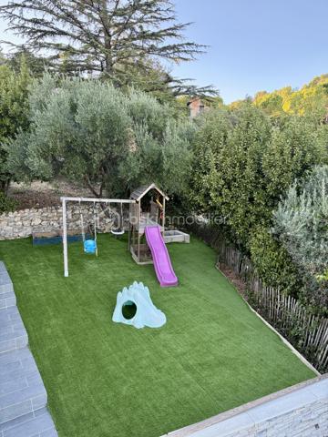 Il y a des maisons que l’on visite… et d’autres où l’on se projette dès les premières minutes.

À Clermont-l’Hérault, venez découvrir cette maison d’environ 100 m², implantée sur une parcelle de 600 m², dans un environnement privilégié sans vis-à-vis. Et ici, impossible de ne pas commencer par l’un de ses plus beaux atouts : une vue panoramique absolument remarquable, dont on profite pleinement depuis la maison et sa terrasse.

Le cœur de la maison s’organise autour d’une magnifique pièce de vie d’environ 55 m², un volume particulièrement généreux qui offre un véritable espace de convivialité. La cuisine ouverte s’intègre parfaitement au séjour/salle à manger, créant un ensemble lumineux et agréable à vivre. Le poêle à granulés apporte une atmosphère chaleureuse, tandis que la climatisation réversible présente dans toutes les pièces assure un confort optimal été comme hiver.

La pièce de vie s’ouvre directement sur une superbe terrasse d’environ 40 m². Un véritable espace de vie supplémentaire aux beaux jours, idéal pour recevoir, déjeuner en famille ou simplement profiter, jour après jour, de cette vue à couper le souffle.

L’espace nuit se compose de 3 chambres ainsi que d’une jolie salle d’eau avec travertin, apportant charme et caractère à l’ensemble.

À l’extérieur, un espace jeux pour les enfants est déjà aménagé. Le reste du terrain laisse libre cours à l’imagination : enrochements, végétation méditerranéenne, espaces détente, cuisine d’été… et pourquoi ne pas imaginer une superbe piscine à débordement tournée vers le panorama ? De quoi créer un extérieur spectaculaire et profiter pleinement de la configuration du terrain.

Mais cette maison réserve encore une belle surprise…

Sous l’habitation se trouve un espace supplémentaire d’environ 40 m², disposant déjà d’une cuisine et de toilettes. Salle de musique, salle de loisirs, lieu idéal pour organiser les fêtes de famille et recevoir les amis, ou encore projet de dépendance ou d’appartement indépendant : cet espace offre de nombreuses possibilités d’aménagement selon vos besoins.

Une cave à vin ainsi qu’un garage d’environ 20 m² viennent compléter les prestations de ce bien.

+ de 100 m² habitables, 3 chambres, 600 m² de terrain, terrasse de 40 m², espace supplémentaire de 40 m², garage, climatisation réversible, poêle à granulés, aucun vis-à-vis…

Et surtout, une vue dont on ne se lasse pas.

✨ Une maison à vivre aujourd’hui, à sublimer demain… avec un panorama qui, lui, est déjà exceptionnel.