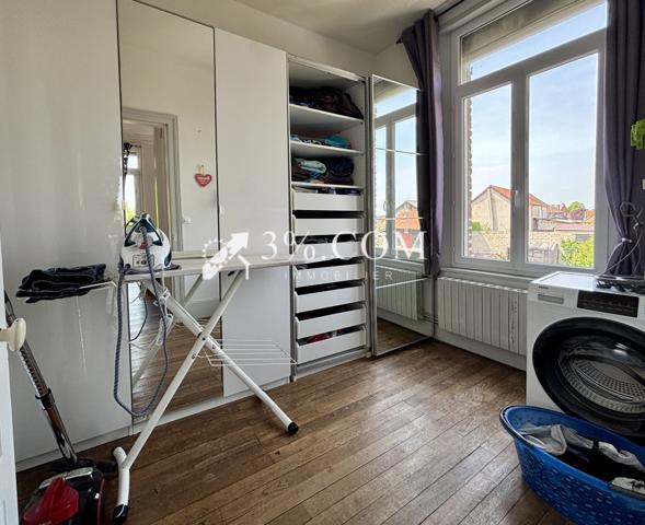 Maison
                                                                                                                                                                                                                                                                                                                        9 pièce(s)                                                                                                                                                                                                          4 chambre(s)                                                                                                                                                                                                          245  m²