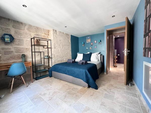 Uzès (30700) Centre Uzès. Très charmant appart meublé 2 chambres à 100 mètres de la Place aux Herbes