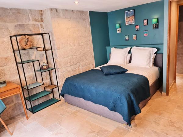 Uzès (30700) Centre Uzès. Très charmant appart meublé 2 chambres à 100 mètres de la Place aux Herbes