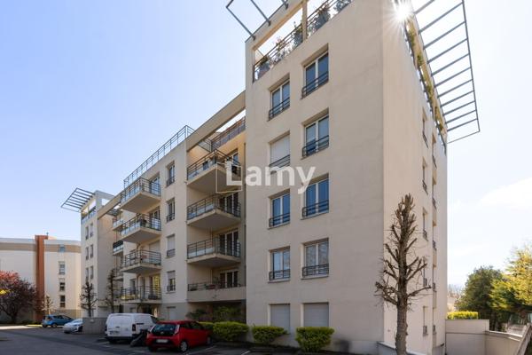 Parking + annexe + appartement