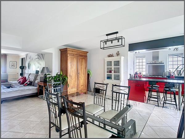 Maison avec plusieurs garages, proche gare, parfaitement rénovée