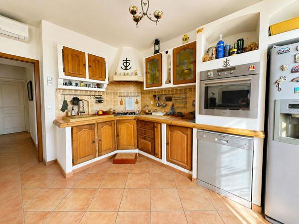 SAINT-VICTORET  Villa indépendante de 137 m² avec 91 m² de dépendances et fort potentiel