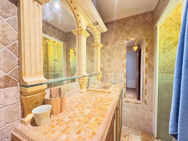 SAINT-VICTORET  Villa indépendante de 137 m² avec 91 m² de dépendances et fort potentiel