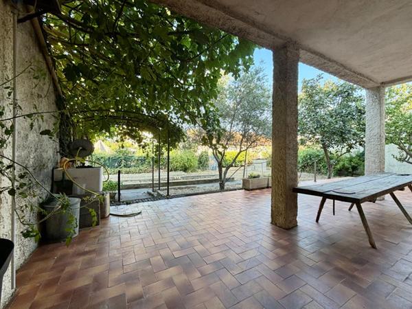 SAINT-VICTORET  Villa indépendante de 137 m² avec 91 m² de dépendances et fort potentiel
