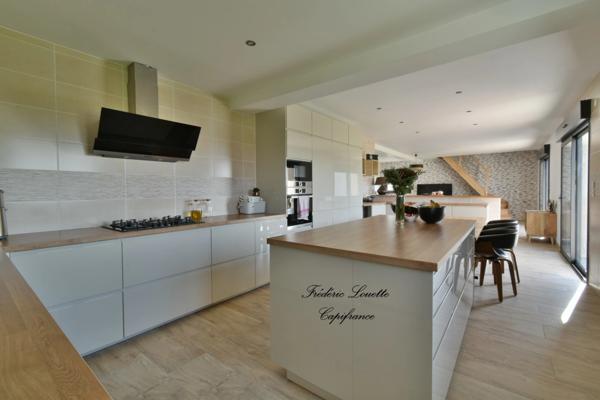 Dpt Marne (51), à vendre MONTMIRAIL maison P7 de 230 m² - Terrain de 1 000,00 m²