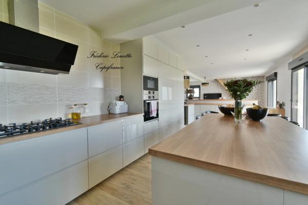 Dpt Marne (51), à vendre MONTMIRAIL maison P7 de 230 m² - Terrain de 1 000,00 m²