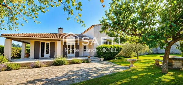 Au calme, dans un environnement recherché ! Maison 4 chambres sur un terrain de 1 860 m² exposé plein sud, avec piscine et pool house. Un véritable havre de paix à découvrir sans tarder !