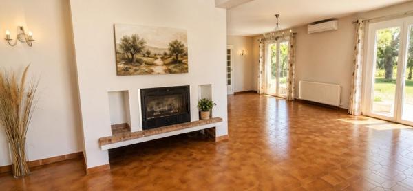 Au calme, dans un environnement recherché ! Maison 4 chambres sur un terrain de 1 860 m² exposé plein sud, avec piscine et pool house. Un véritable havre de paix à découvrir sans tarder !