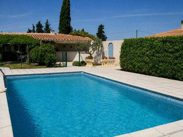 Au calme, dans un environnement recherché ! Maison 4 chambres sur un terrain de 1 860 m² exposé plein sud, avec piscine et pool house. Un véritable havre de paix à découvrir sans tarder !