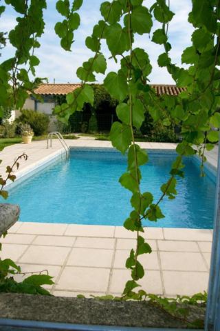 Au calme, dans un environnement recherché ! Maison 4 chambres sur un terrain de 1 860 m² exposé plein sud, avec piscine et pool house. Un véritable havre de paix à découvrir sans tarder !