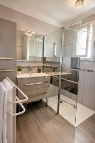 Au calme, dans un environnement recherché ! Maison 4 chambres sur un terrain de 1 860 m² exposé plein sud, avec piscine et pool house. Un véritable havre de paix à découvrir sans tarder !