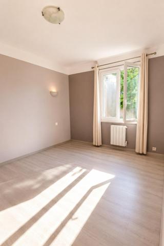 Au calme, dans un environnement recherché ! Maison 4 chambres sur un terrain de 1 860 m² exposé plein sud, avec piscine et pool house. Un véritable havre de paix à découvrir sans tarder !