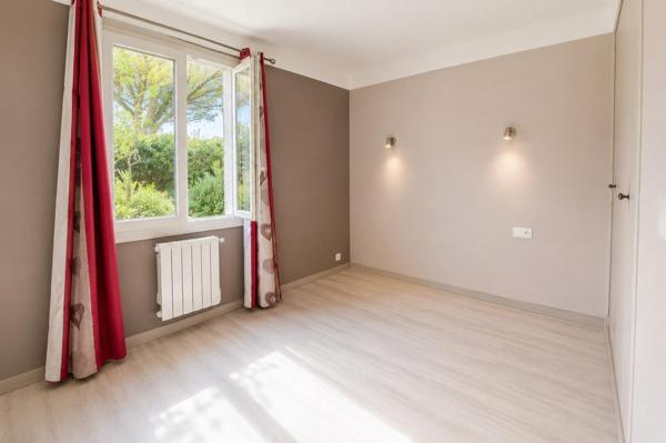 Au calme, dans un environnement recherché ! Maison 4 chambres sur un terrain de 1 860 m² exposé plein sud, avec piscine et pool house. Un véritable havre de paix à découvrir sans tarder !