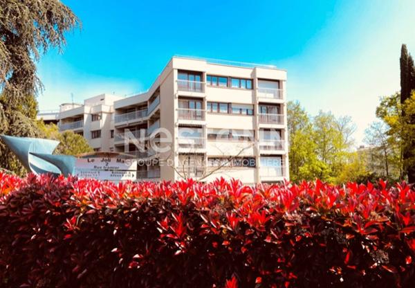 Coeur d'Ecully, Proximité immédiate des commerces, place de parking privée, dans parc.