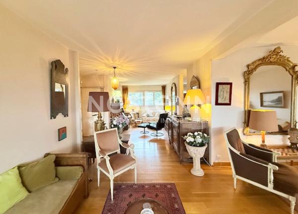 Coeur d'Ecully, Proximité immédiate des commerces, place de parking privée, dans parc.