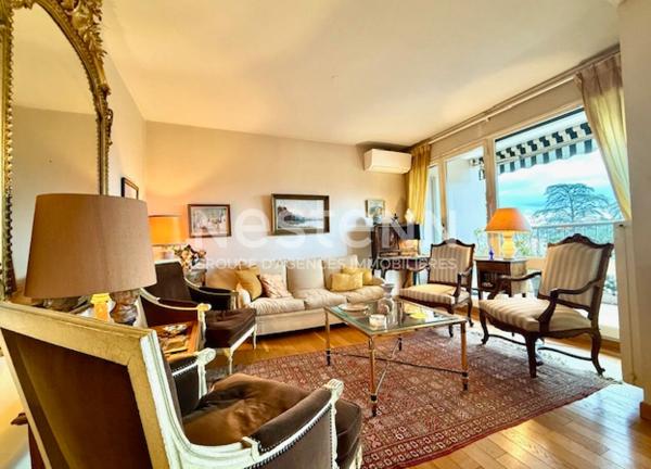 Coeur d'Ecully, Proximité immédiate des commerces, place de parking privée, dans parc.