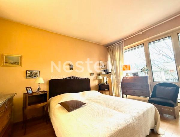 Coeur d'Ecully, Proximité immédiate des commerces, place de parking privée, dans parc.