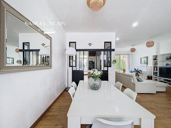 Exceptionnelle Maison de Ville Rénovée avec Jardin et Piscine Chauffée.