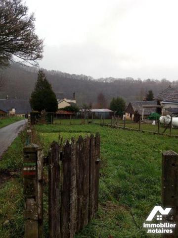 Deux maisons de bourg mitoyennes comprenant pour la 1ère : au rdc : une salle à manger avec che...