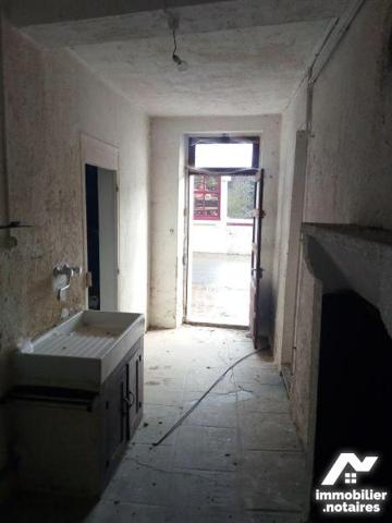 Deux maisons de bourg mitoyennes comprenant pour la 1ère : au rdc : une salle à manger avec che...