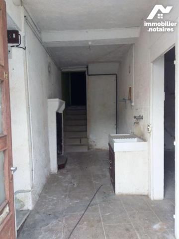 Deux maisons de bourg mitoyennes comprenant pour la 1ère : au rdc : une salle à manger avec che...