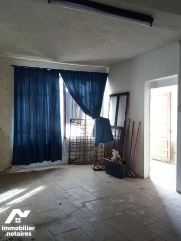 Deux maisons de bourg mitoyennes comprenant pour la 1ère : au rdc : une salle à manger avec che...