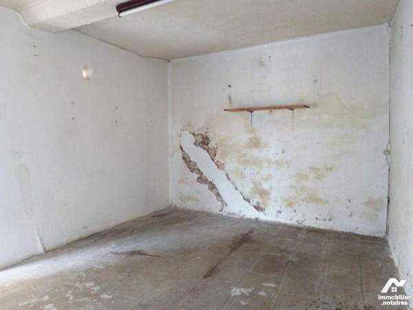 Deux maisons de bourg mitoyennes comprenant pour la 1ère : au rdc : une salle à manger avec che...