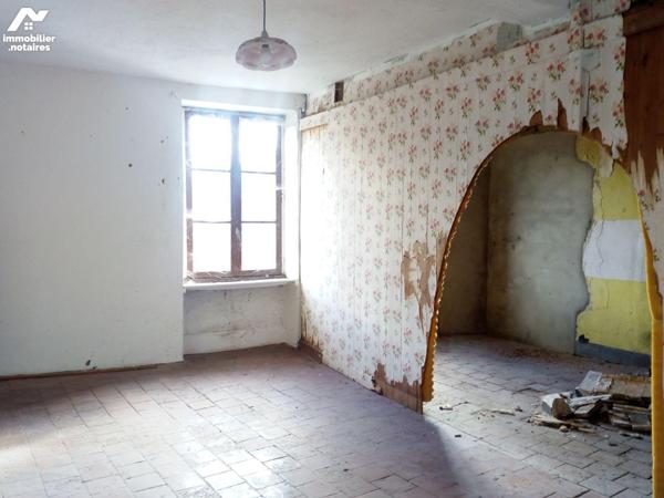 Deux maisons de bourg mitoyennes comprenant pour la 1ère : au rdc : une salle à manger avec che...