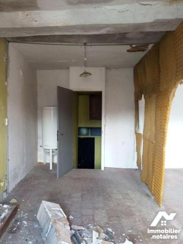 Deux maisons de bourg mitoyennes comprenant pour la 1ère : au rdc : une salle à manger avec che...