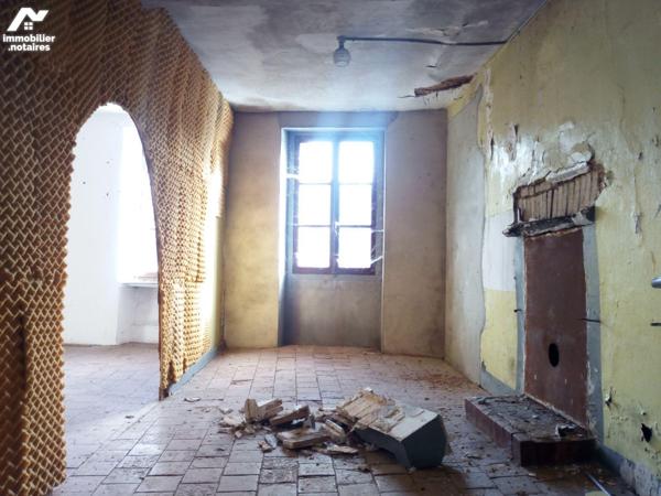 Deux maisons de bourg mitoyennes comprenant pour la 1ère : au rdc : une salle à manger avec che...