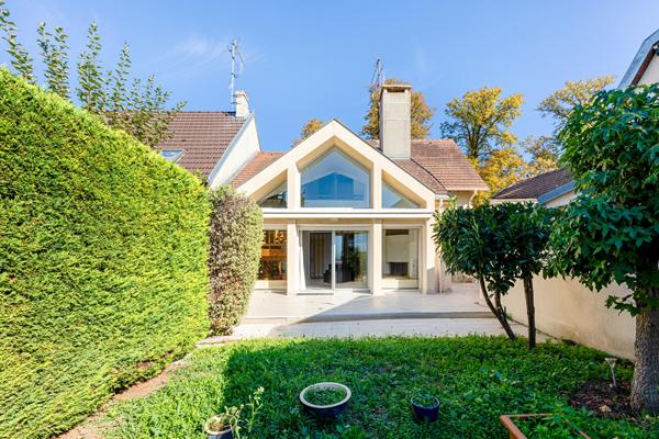 Maison avec extension contemporaine et jardin, quartier Porchefontaine