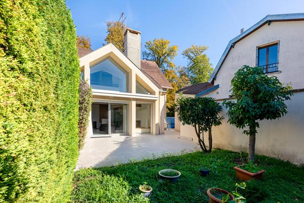 Maison avec extension contemporaine et jardin, quartier Porchefontaine