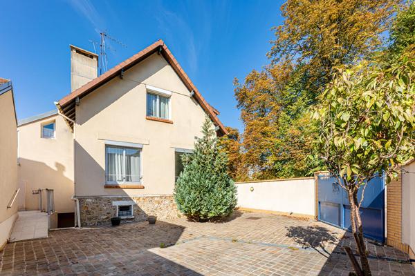 Maison avec extension contemporaine et jardin, quartier Porchefontaine